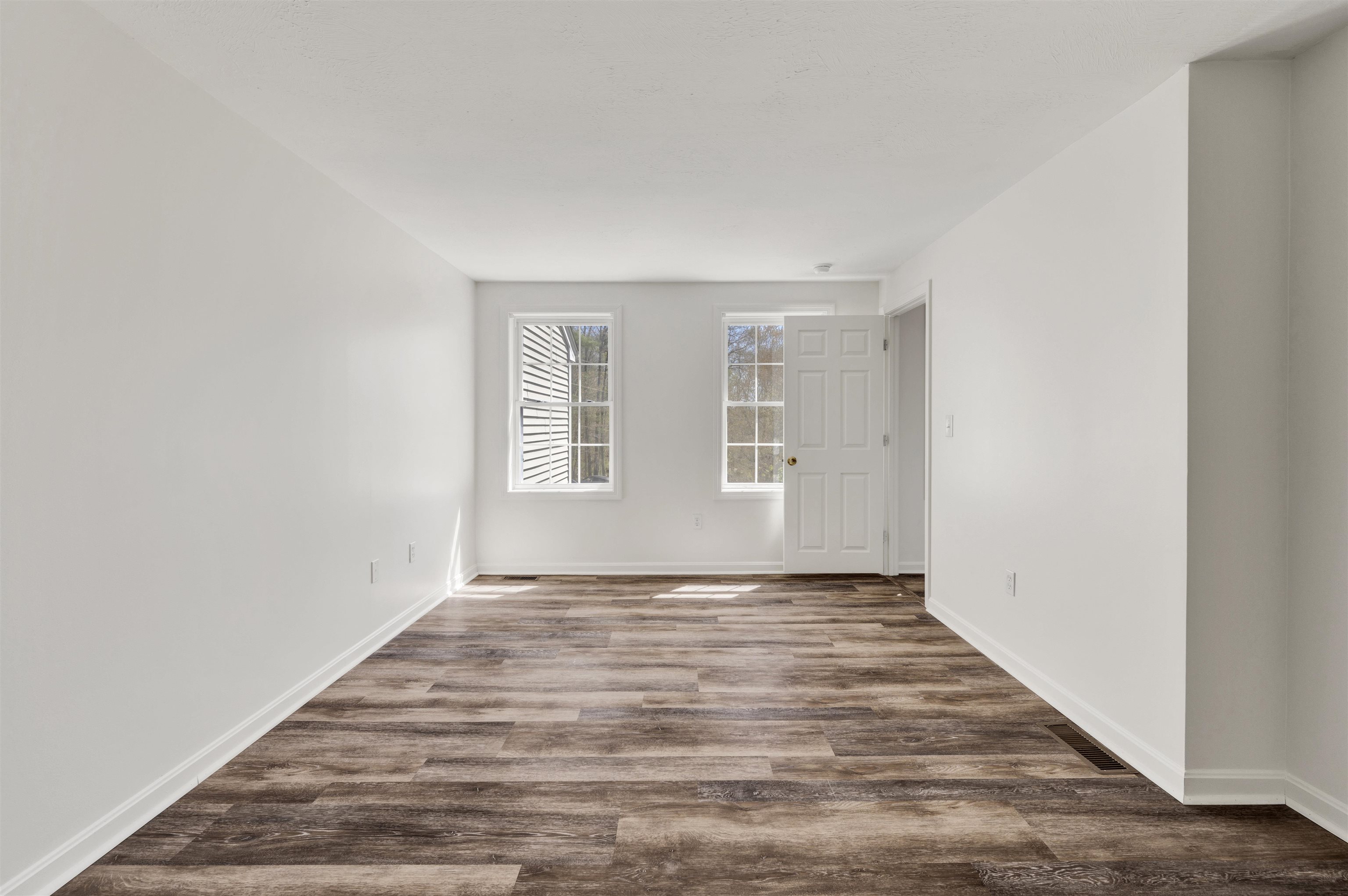 Fremont, New Hampshire 03044, United States, 9 Bedrooms Bedrooms, ,6 BathroomsBathrooms,Residential,Pending,128203