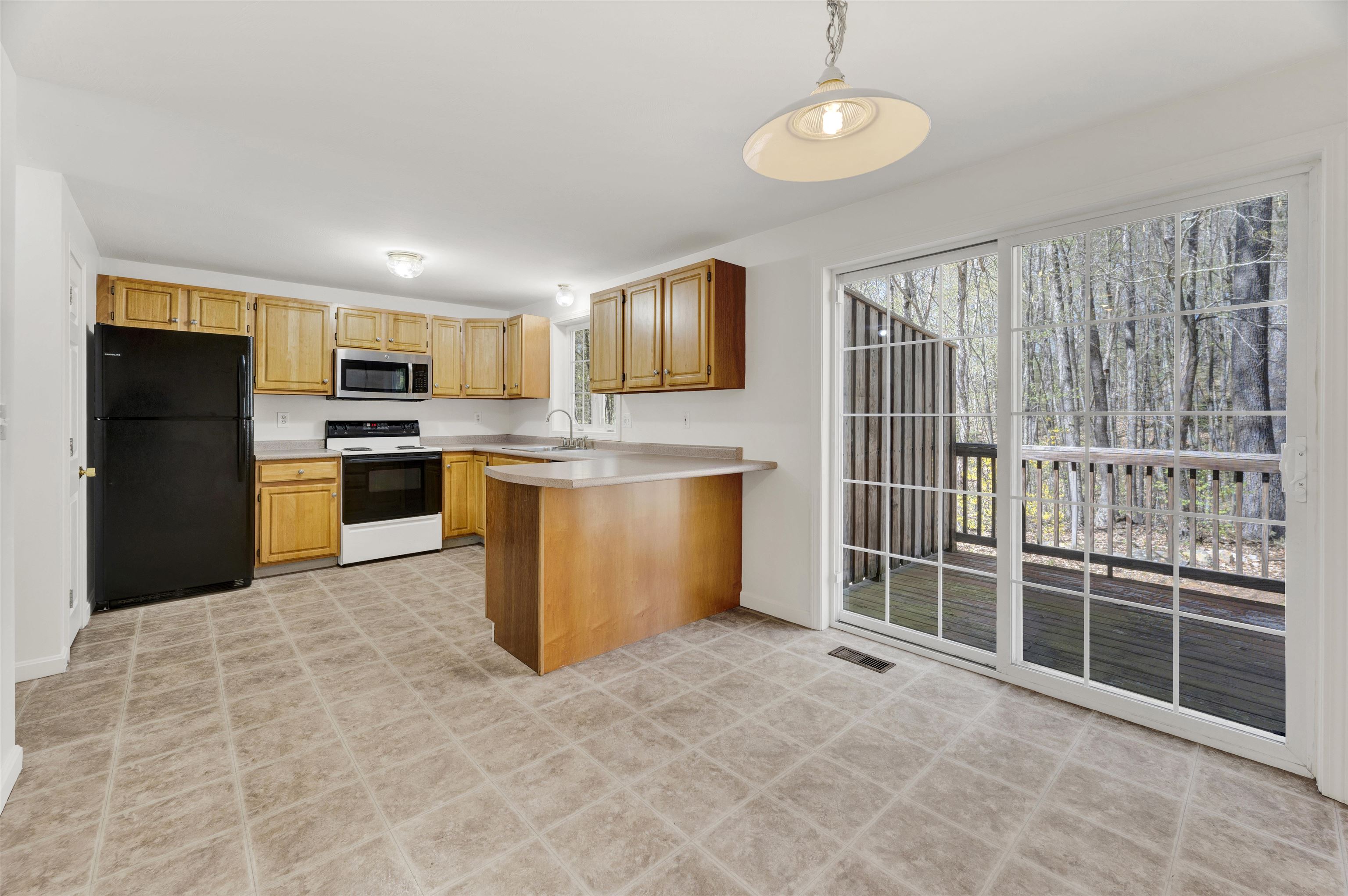 Fremont, New Hampshire 03044, United States, 9 Bedrooms Bedrooms, ,6 BathroomsBathrooms,Residential,Pending,128203