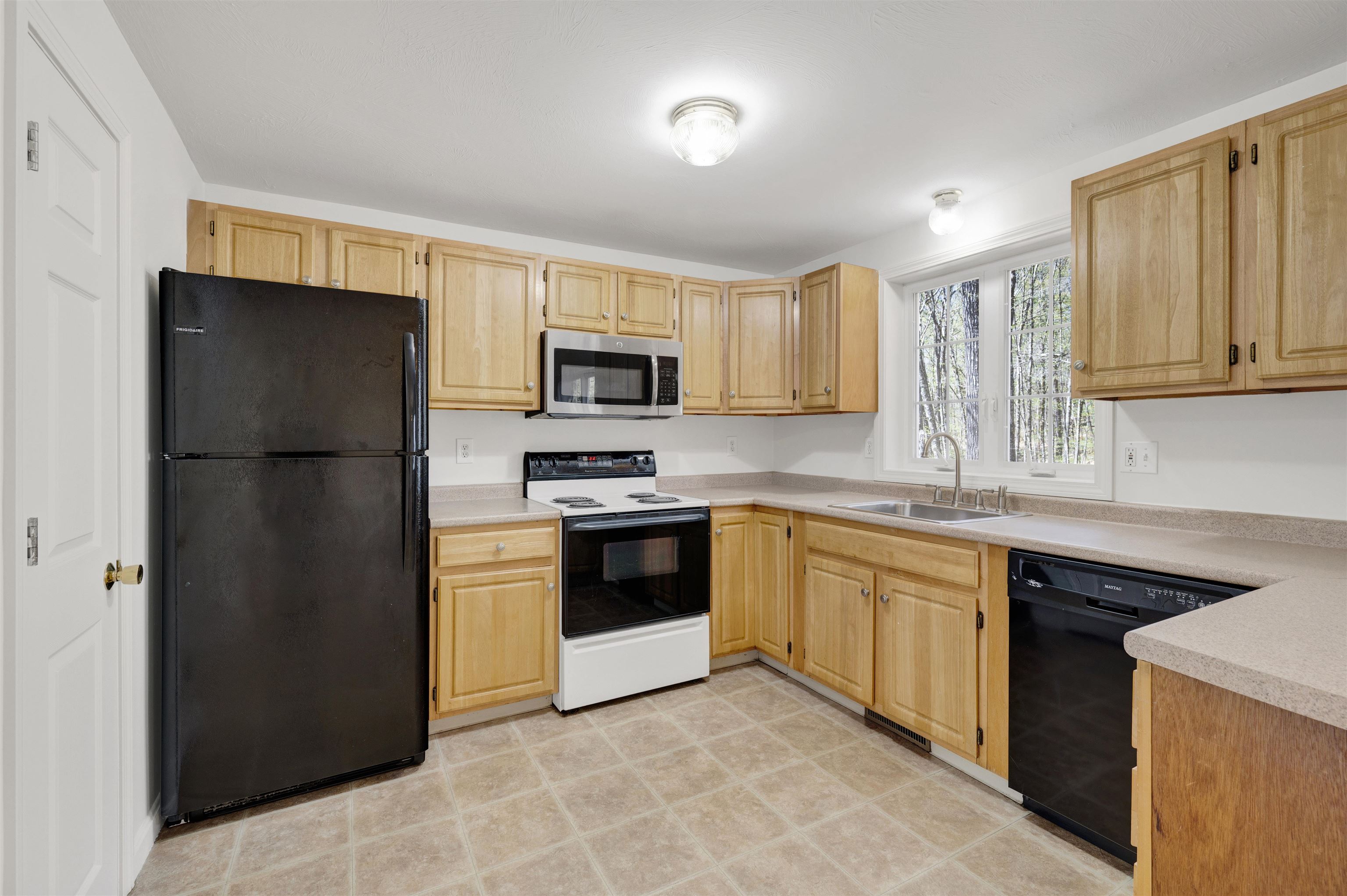 Fremont, New Hampshire 03044, United States, 9 Bedrooms Bedrooms, ,6 BathroomsBathrooms,Residential,Pending,128203