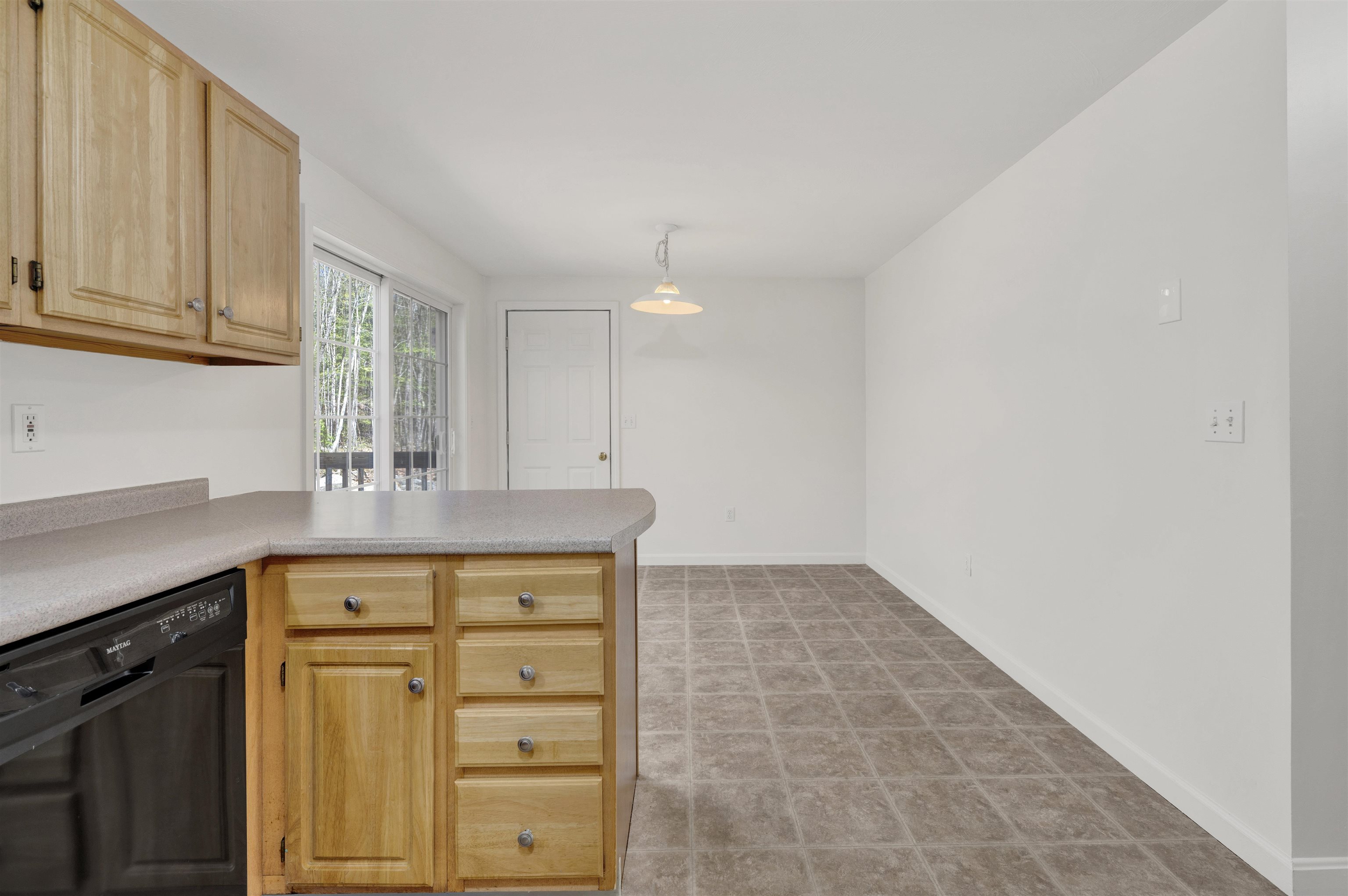 Fremont, New Hampshire 03044, United States, 9 Bedrooms Bedrooms, ,6 BathroomsBathrooms,Residential,Pending,128203