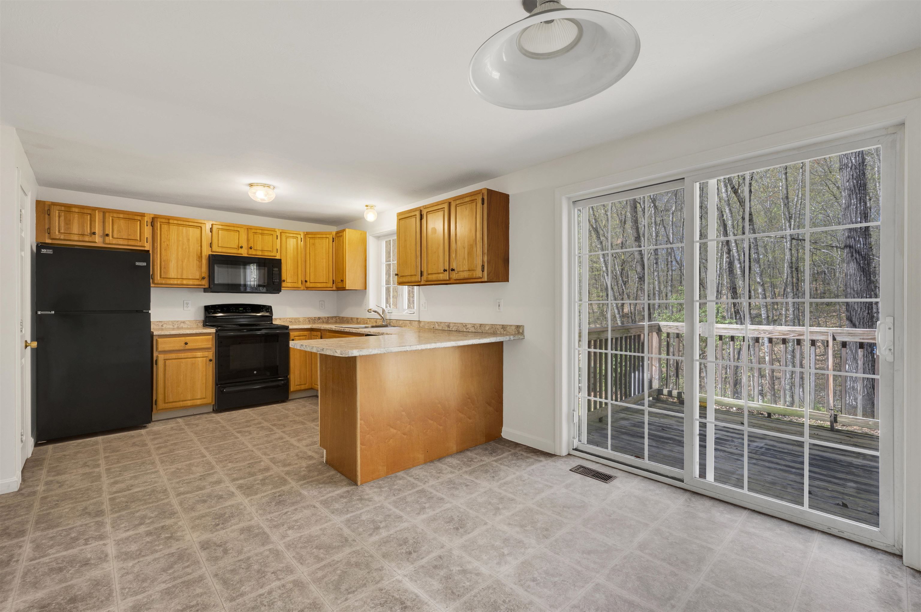 Fremont, New Hampshire 03044, United States, 9 Bedrooms Bedrooms, ,6 BathroomsBathrooms,Residential,Pending,128203