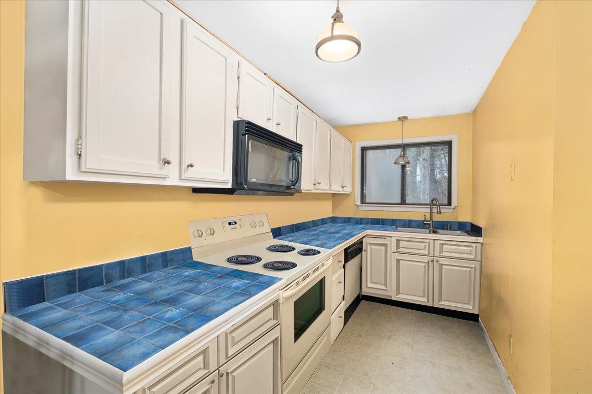 27 Dunvegan Woods Drive