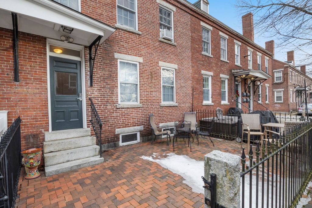 Photo of 98 West Merrimack Street #B, Manchester, NH 03101 (MLS # 5073895)