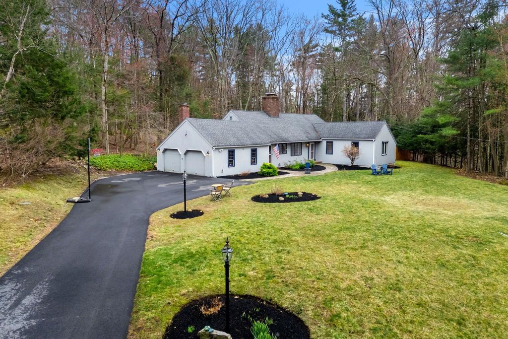 Photo of 25 West Drive, Bedford, NH 03110 (MLS # 5083552)