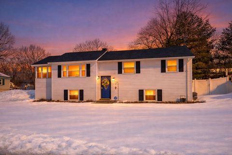 Photo of 70 Tenby Drive, Nashua, NH 03062 (MLS # 5078271)