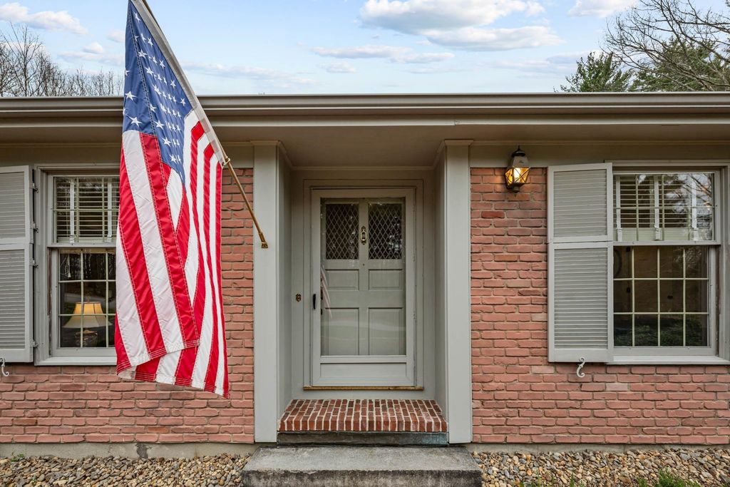 Photo of 7 Pine Drive, Bedford, NH 03110 (MLS # 5088629)