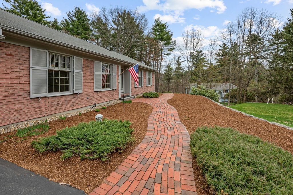 Photo of 7 Pine Drive, Bedford, NH 03110 (MLS # 5088629)