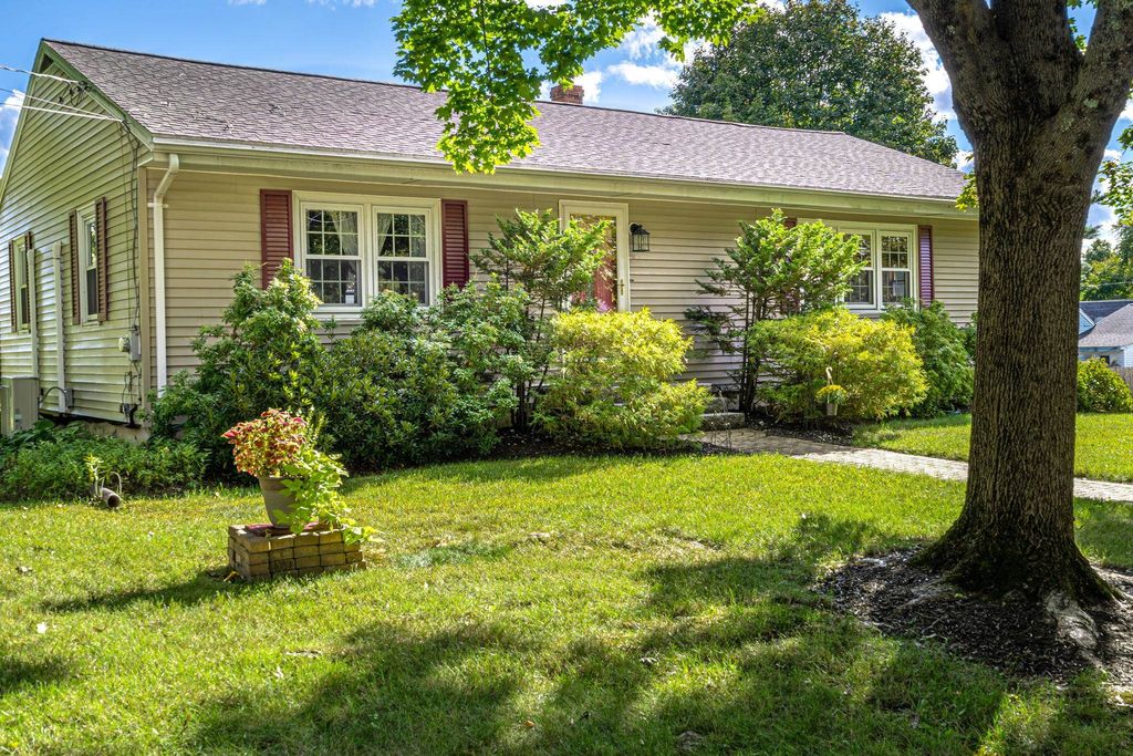 Photo of 18 Center Circle, Plaistow, NH 03865 (MLS # 5084444)
