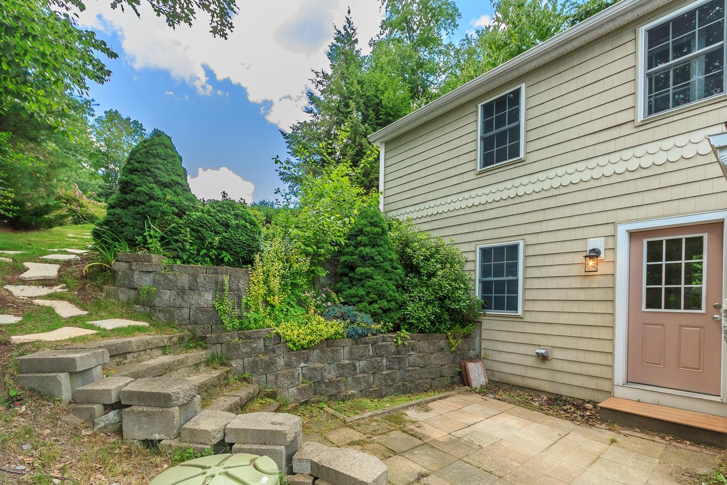 Salem, New Hampshire 03079, United States, 3 Bedrooms Bedrooms, ,2 BathroomsBathrooms,Residential,Active,235806