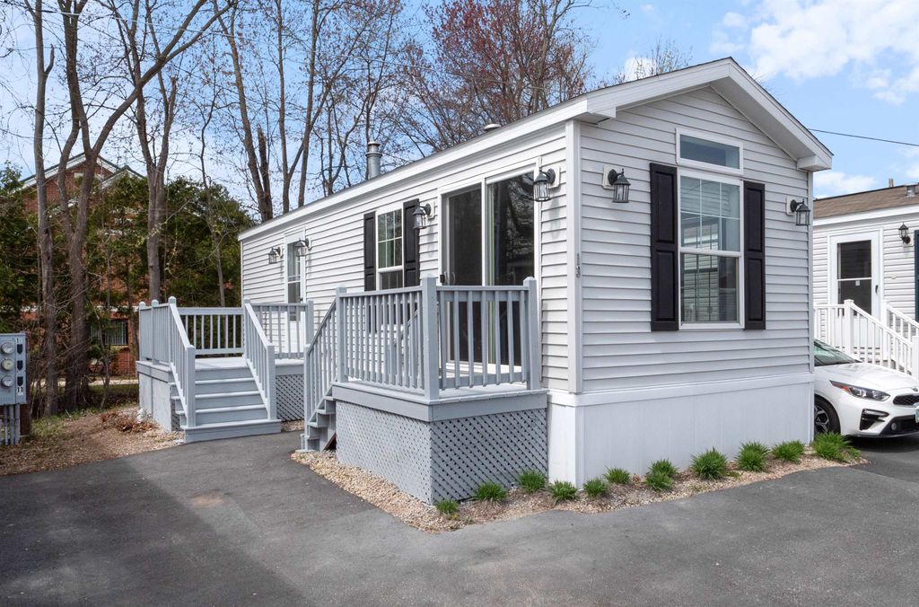 Photo of 13 Brookwood Drive, Salem, NH 03079 (MLS # 5086579)