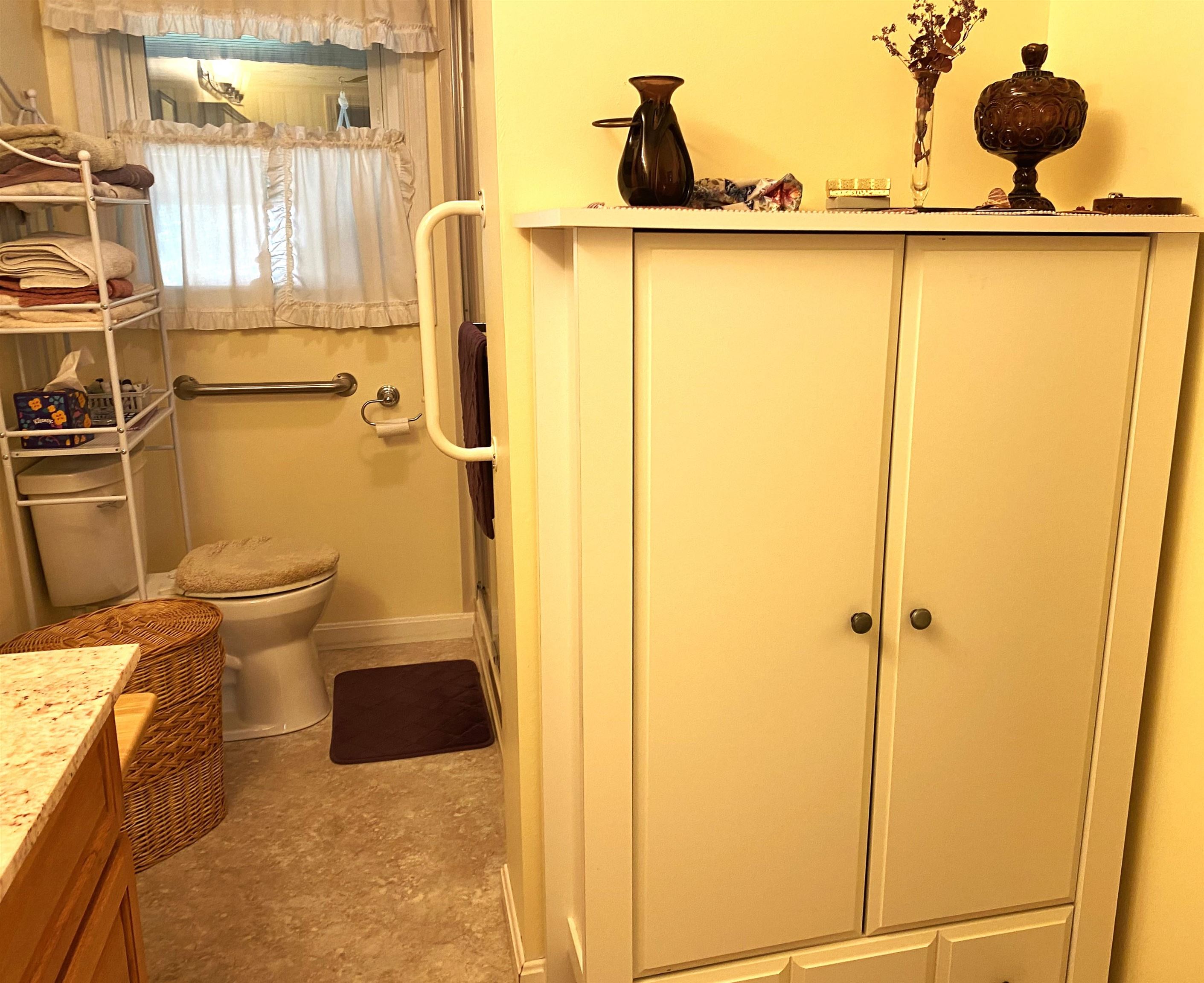 Middlebury, Vermont 05753, United States, 2 Bedrooms Bedrooms, ,1 BathroomBathrooms,Residential,Active,223700