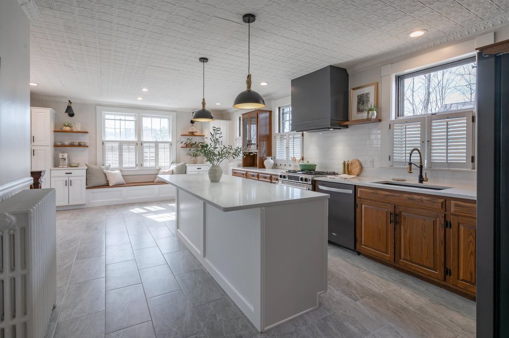 Photo of 18 Manchester Street, Nashua, NH 03064 (MLS # 5084189)