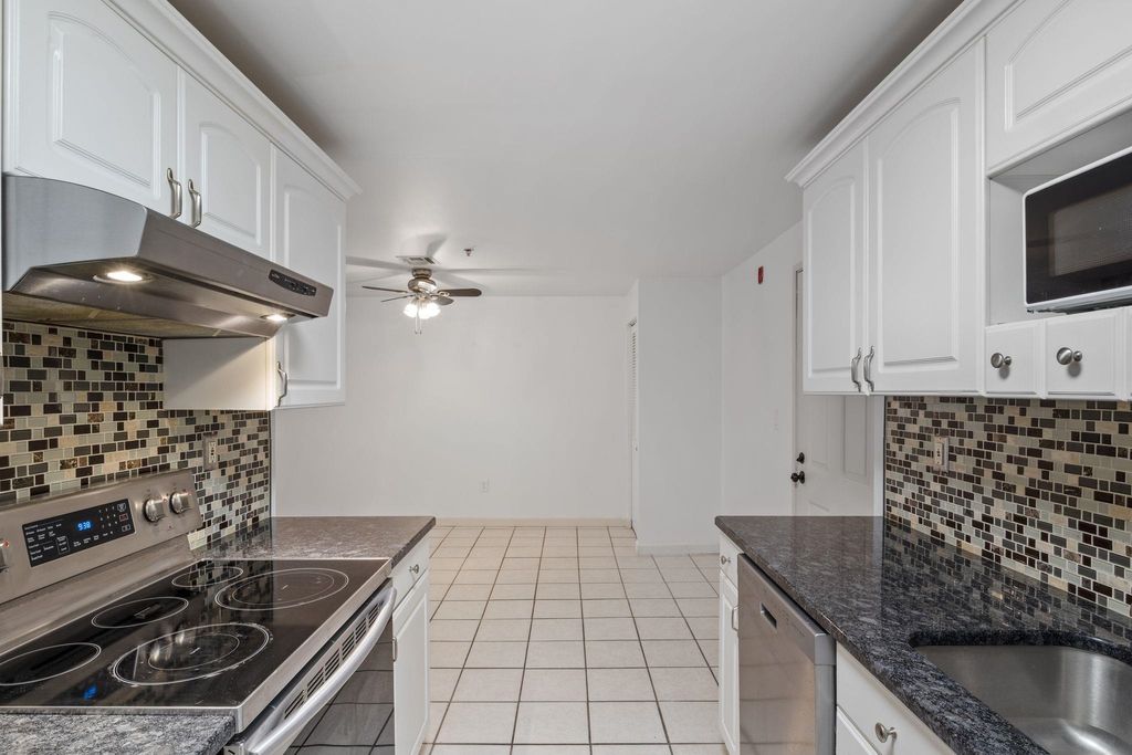 Photo of 526 Abbott Farm Lane, Hudson, NH 03051 (MLS # 5072021)