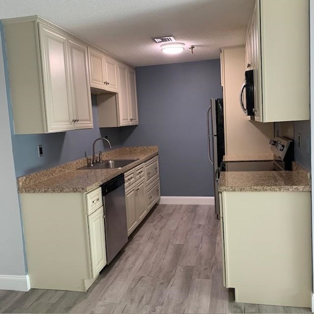 Photo of 512 Abbott Farm Lane, Hudson, NH 03051 (MLS # 5074053)