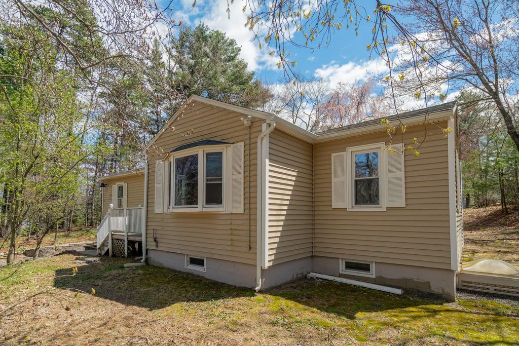 Photo of 10 Beacon Street, Londonderry, NH 03053 (MLS # 5085748)