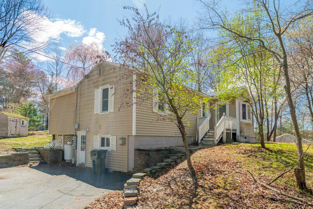 Photo of 10 Beacon Street, Londonderry, NH 03053 (MLS # 5085748)