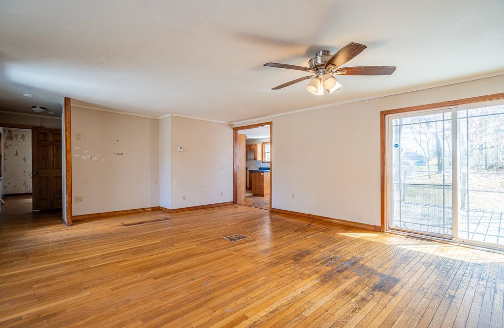 Photo of 10 Beacon Street, Londonderry, NH 03053 (MLS # 5085748)