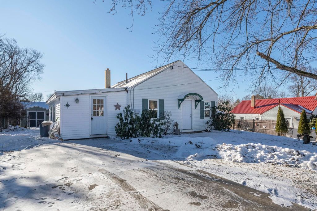 Photo of 197 Melrose Street, Manchester, NH 03109 (MLS # 5072989)