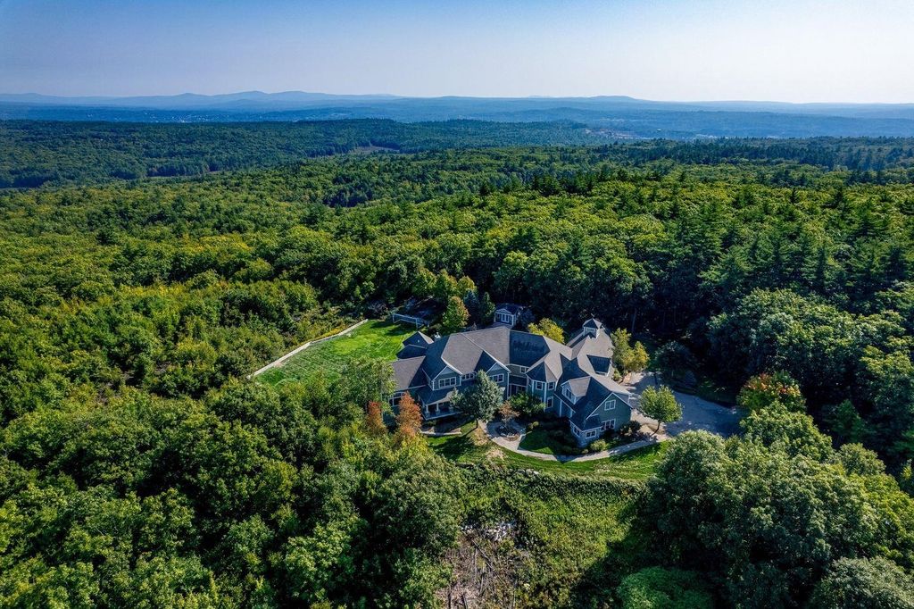 Photo of 6 Crescent Drive, Bow, NH 03304 (MLS # 5086917)