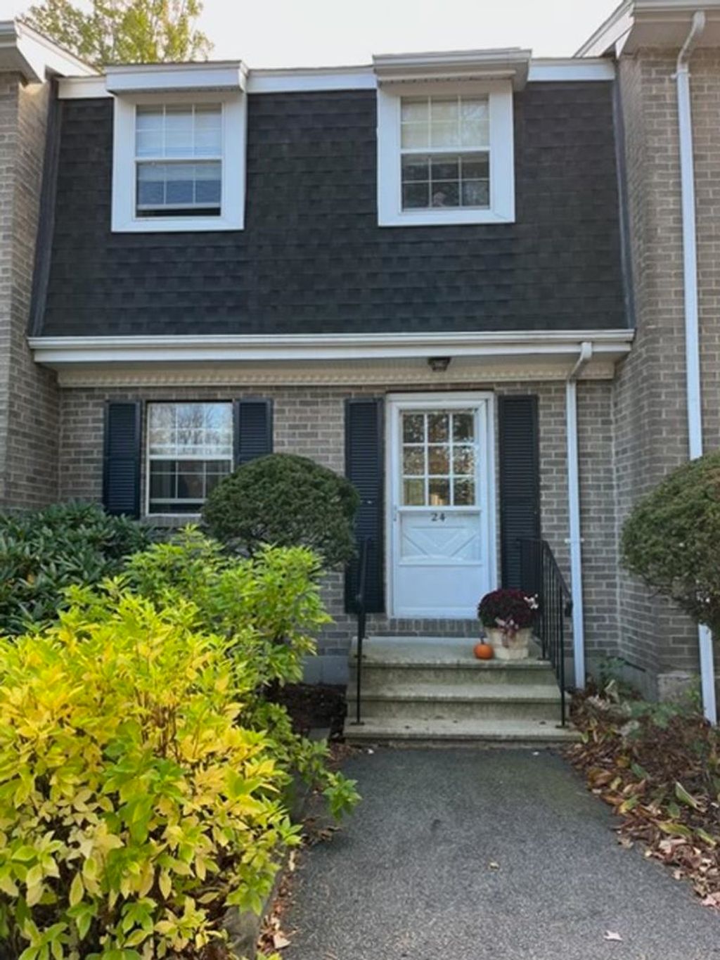 Photo of 24 Fieldstone Drive, Londonderry, NH 03053 (MLS # 5087044)
