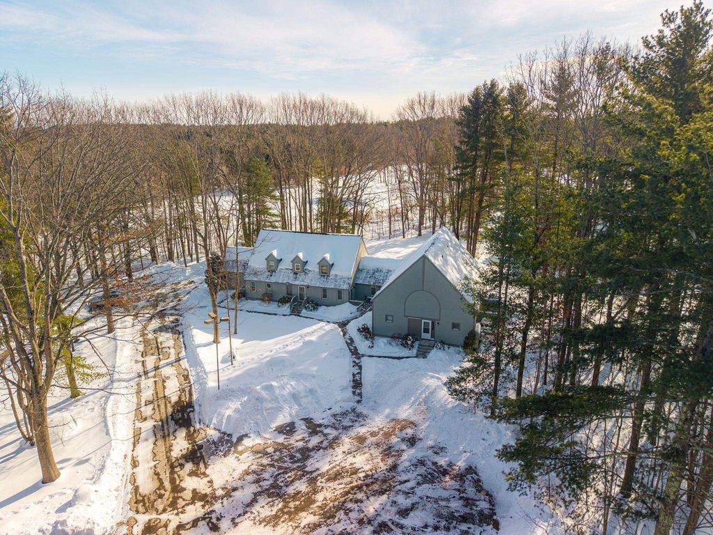 Photo of 44 Glengarry Drive, Stratham, NH 03885 (MLS # 5075941)
