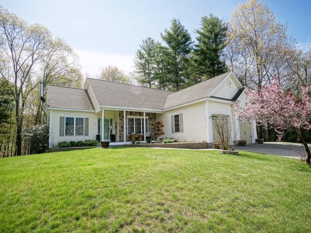 Photo of 15 Goldfinch Drive, Pelham, NH 03076 (MLS # 5088806)