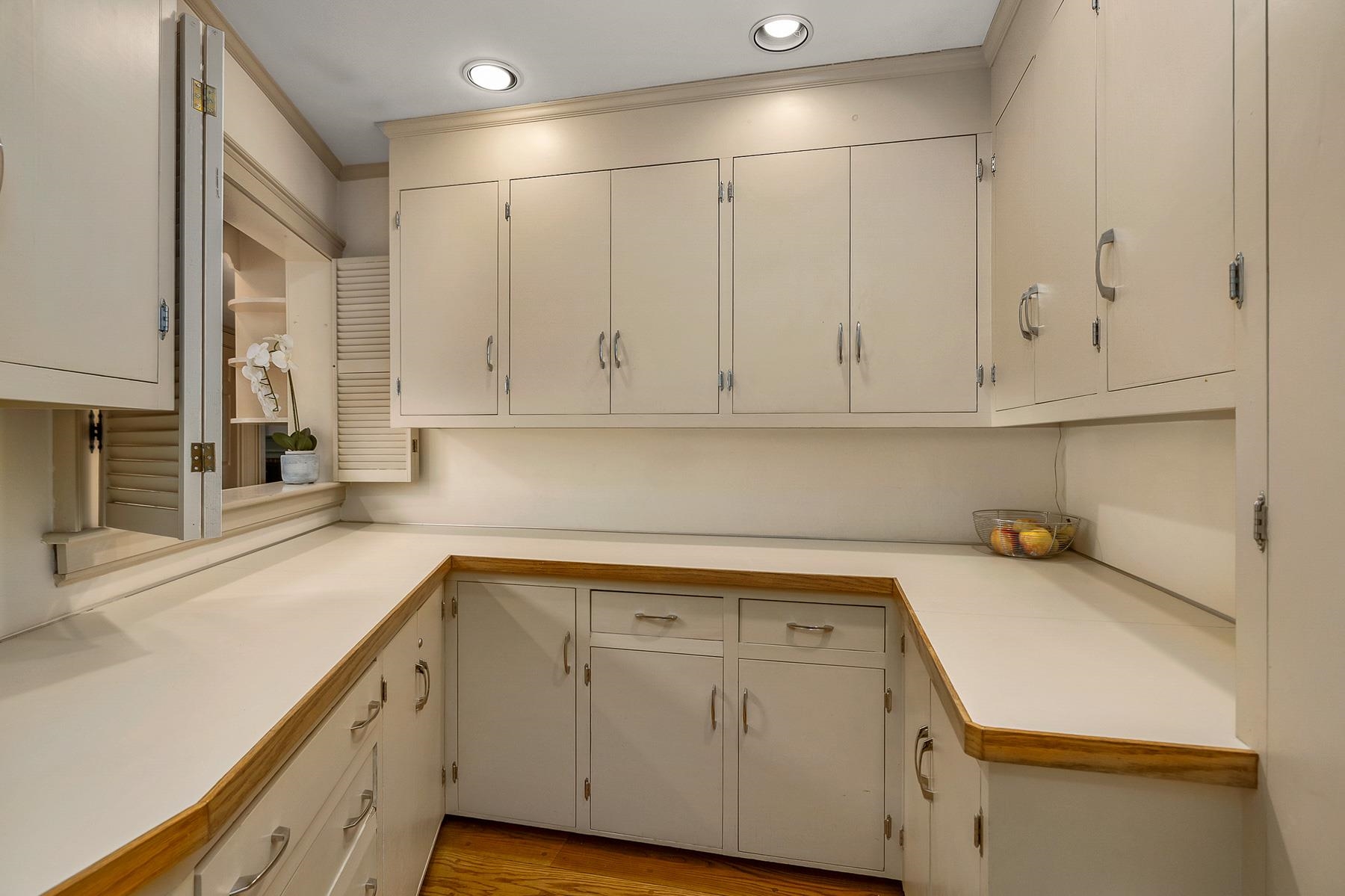 Portsmouth, New Hampshire 03801, United States, 3 Bedrooms Bedrooms, ,4 BathroomsBathrooms,Residential,Pending,116499