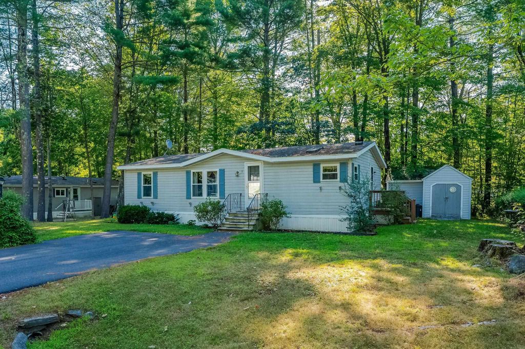 Photo of 10 York Court, Rochester, NH 03868 (MLS # 5059538)