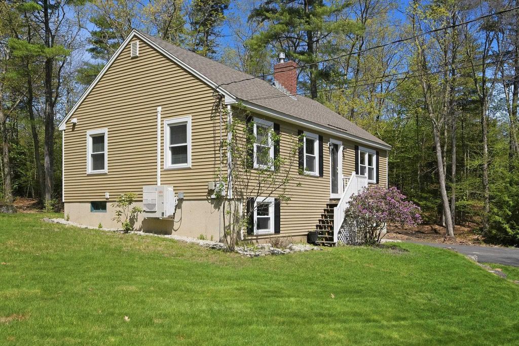 Photo of 8 Rosewood Drive, Bow, NH 03304 (MLS # 5088897)