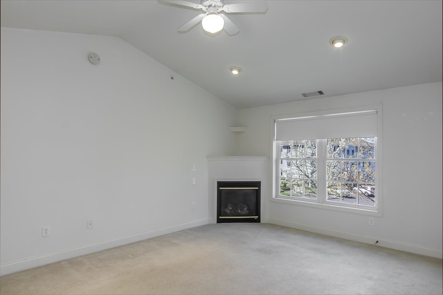 Londonderry, New Hampshire 03053, United States, 2 Bedrooms Bedrooms, ,2 BathroomsBathrooms,Residential,Pending,120082