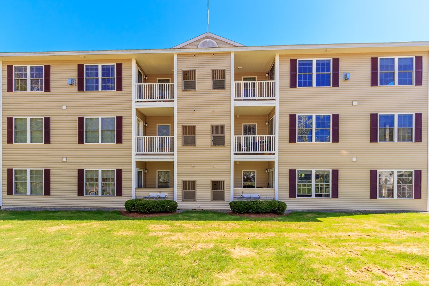 Londonderry, New Hampshire 03053, United States, 2 Bedrooms Bedrooms, ,2 BathroomsBathrooms,Residential,Pending,120082