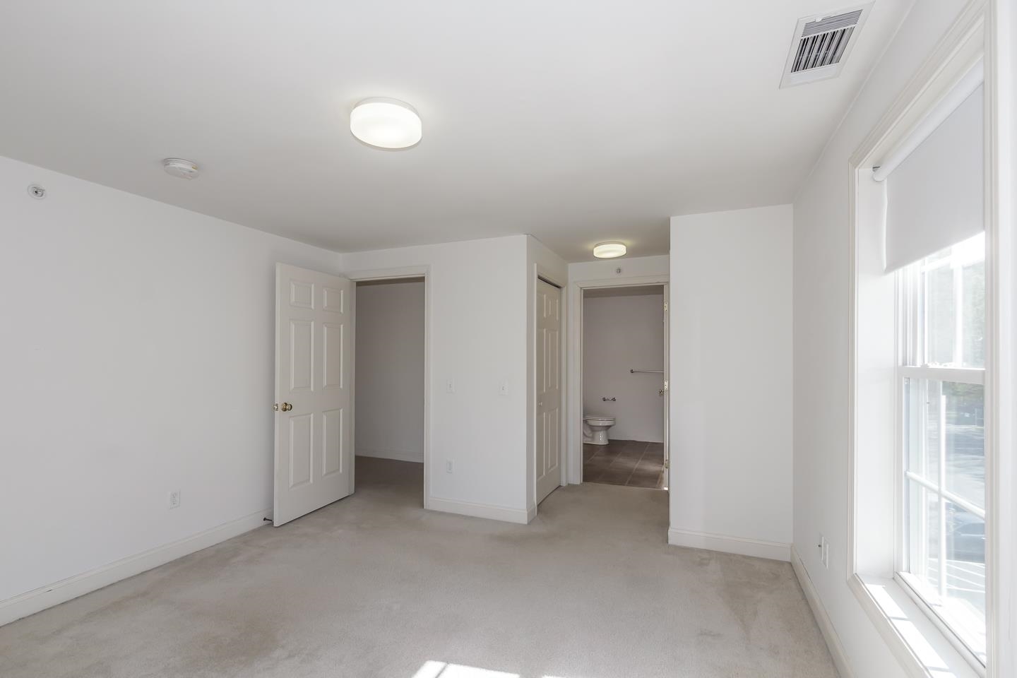 Londonderry, New Hampshire 03053, United States, 2 Bedrooms Bedrooms, ,2 BathroomsBathrooms,Residential,Pending,120082