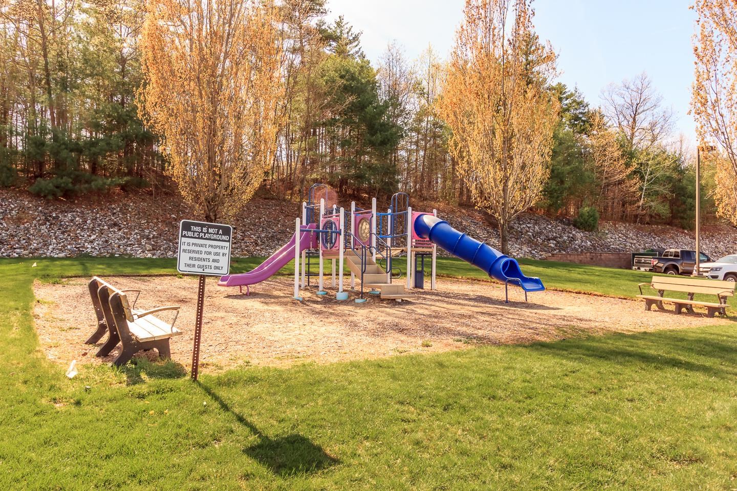 Londonderry, New Hampshire 03053, United States, 2 Bedrooms Bedrooms, ,2 BathroomsBathrooms,Residential,Pending,120082