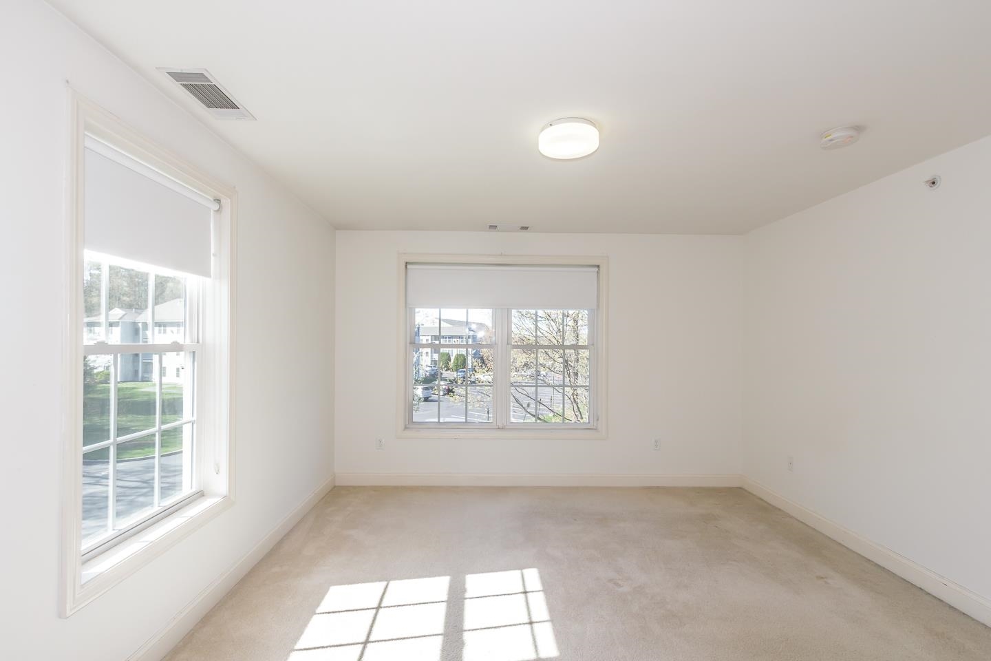 Londonderry, New Hampshire 03053, United States, 2 Bedrooms Bedrooms, ,2 BathroomsBathrooms,Residential,Pending,120082