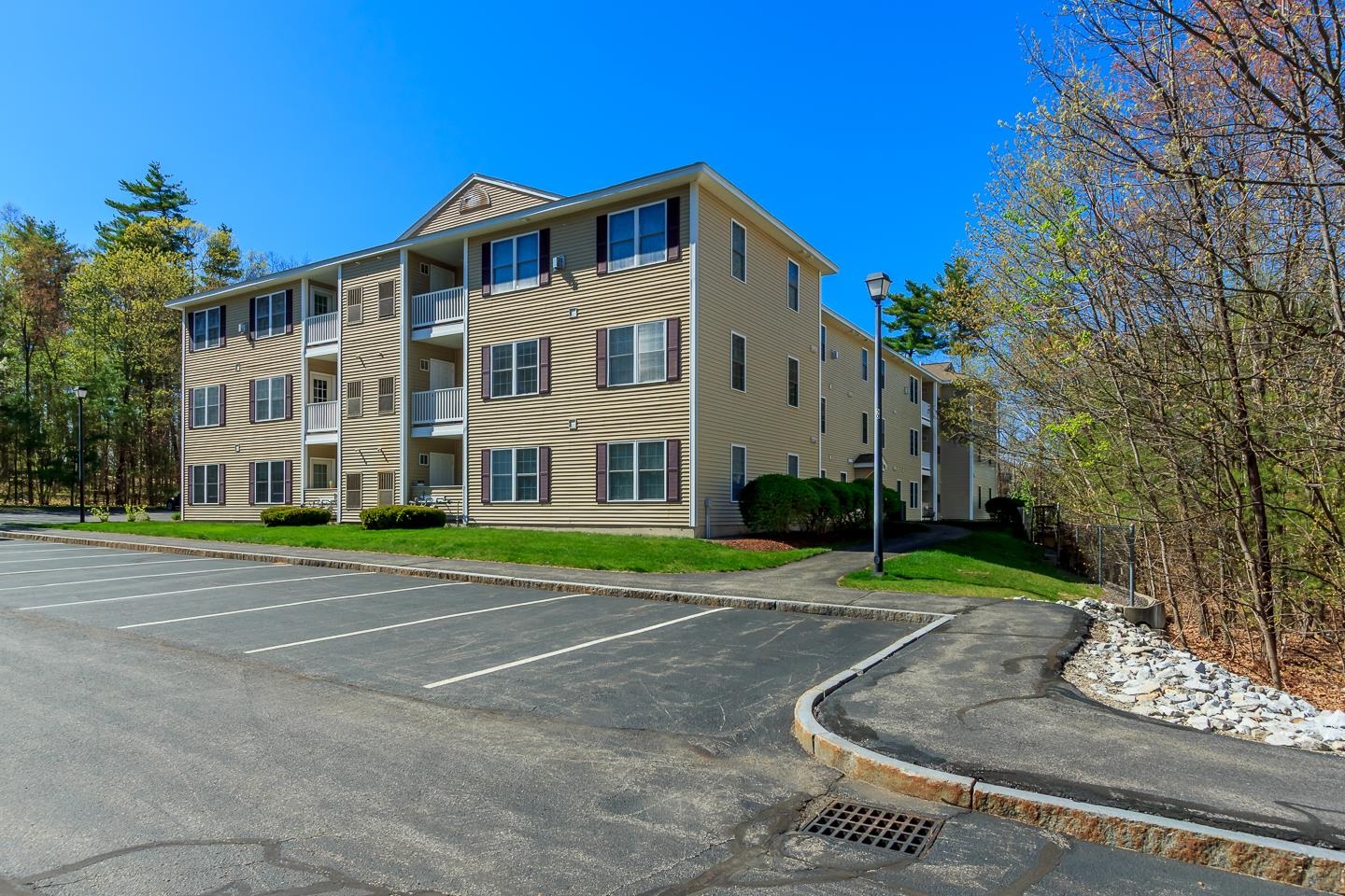 Londonderry, New Hampshire 03053, United States, 2 Bedrooms Bedrooms, ,2 BathroomsBathrooms,Residential,Pending,120082
