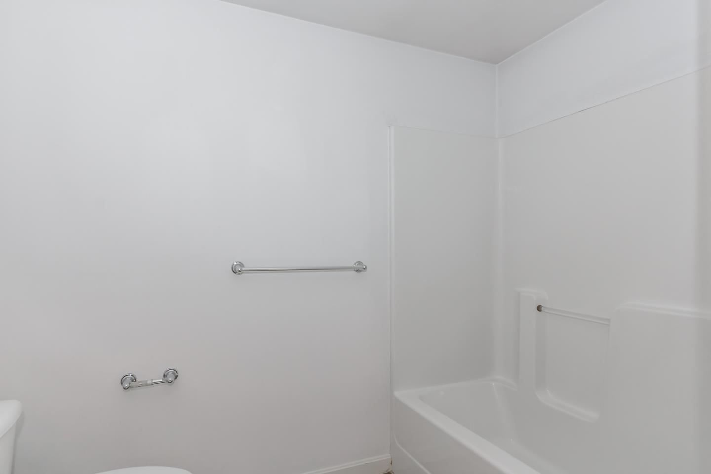 Londonderry, New Hampshire 03053, United States, 2 Bedrooms Bedrooms, ,2 BathroomsBathrooms,Residential,Pending,120082