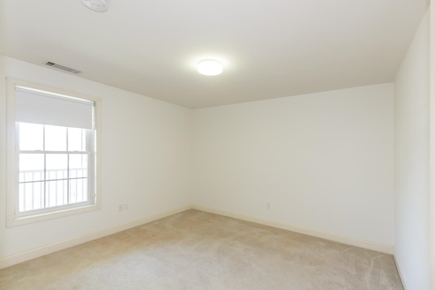 Londonderry, New Hampshire 03053, United States, 2 Bedrooms Bedrooms, ,2 BathroomsBathrooms,Residential,Pending,120082