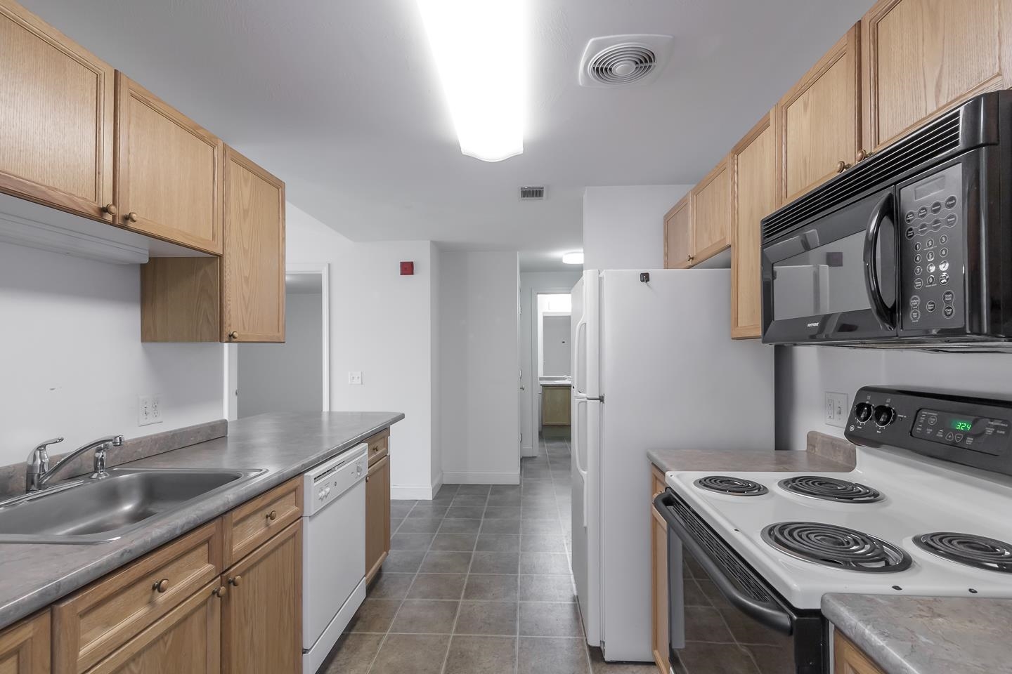 Londonderry, New Hampshire 03053, United States, 2 Bedrooms Bedrooms, ,2 BathroomsBathrooms,Residential,Pending,120082