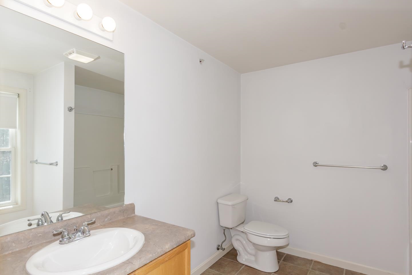 Londonderry, New Hampshire 03053, United States, 2 Bedrooms Bedrooms, ,2 BathroomsBathrooms,Residential,Pending,120082