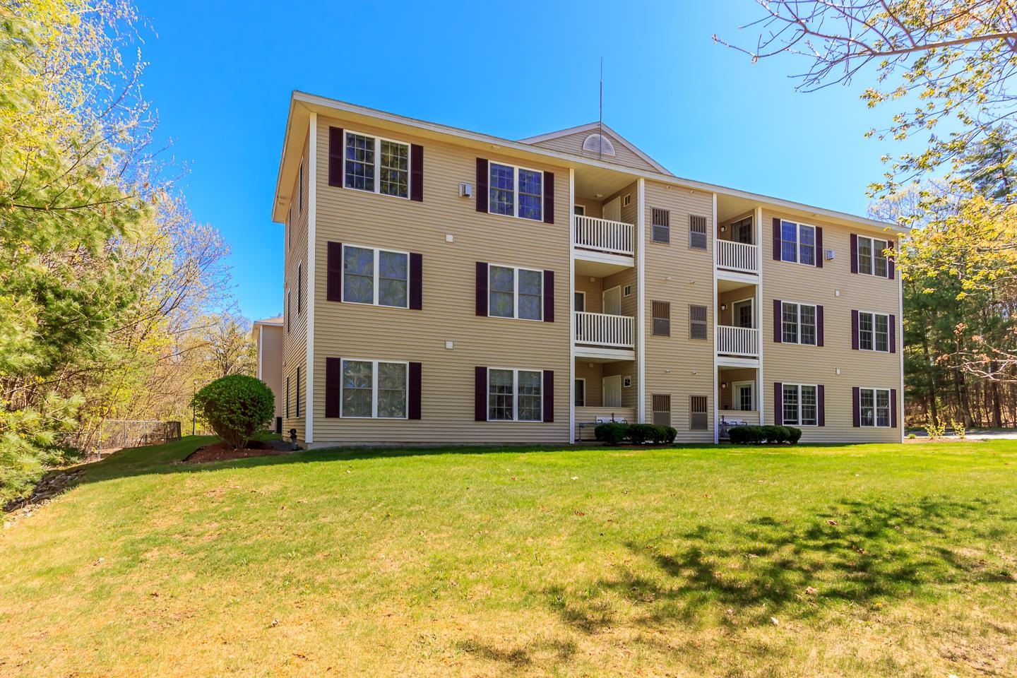 Londonderry, New Hampshire 03053, United States, 2 Bedrooms Bedrooms, ,2 BathroomsBathrooms,Residential,Pending,120082