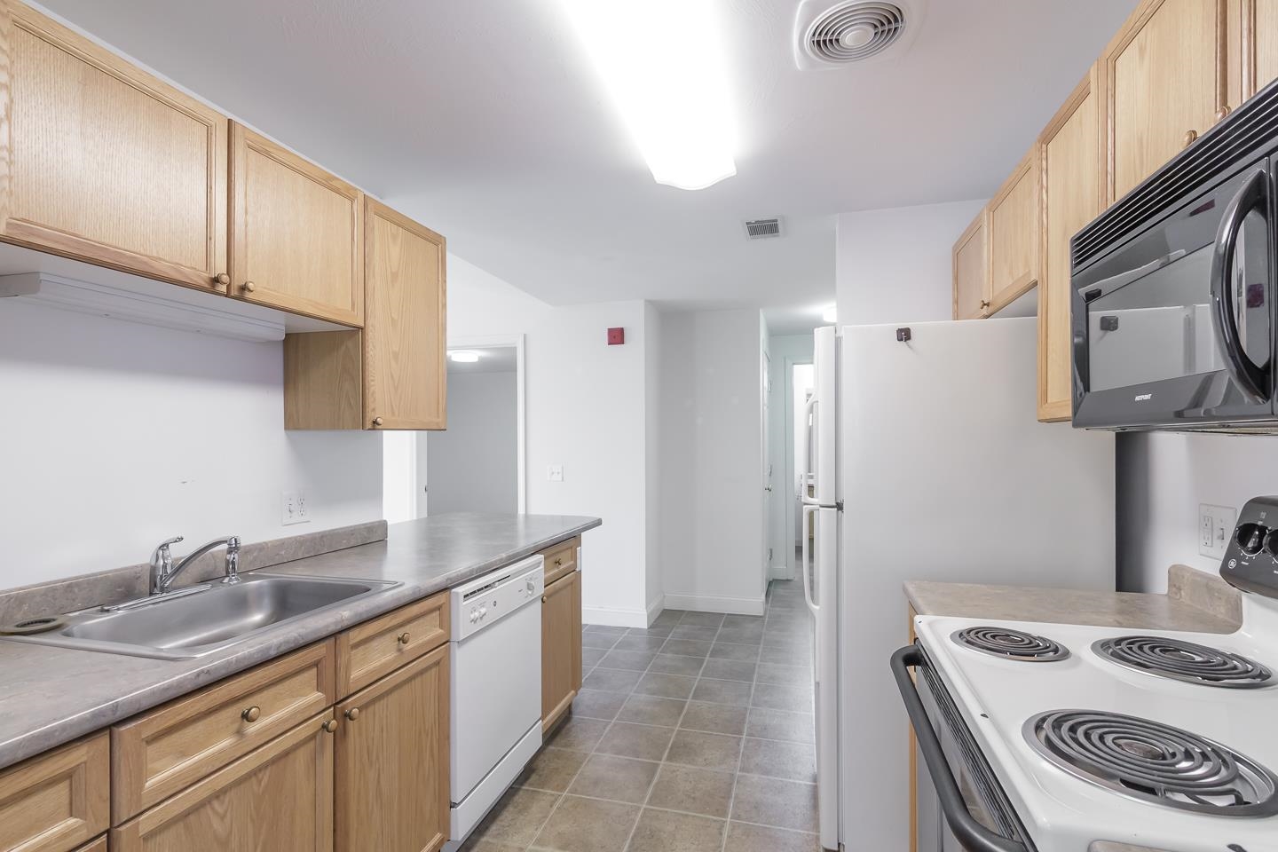 Londonderry, New Hampshire 03053, United States, 2 Bedrooms Bedrooms, ,2 BathroomsBathrooms,Residential,Pending,120082