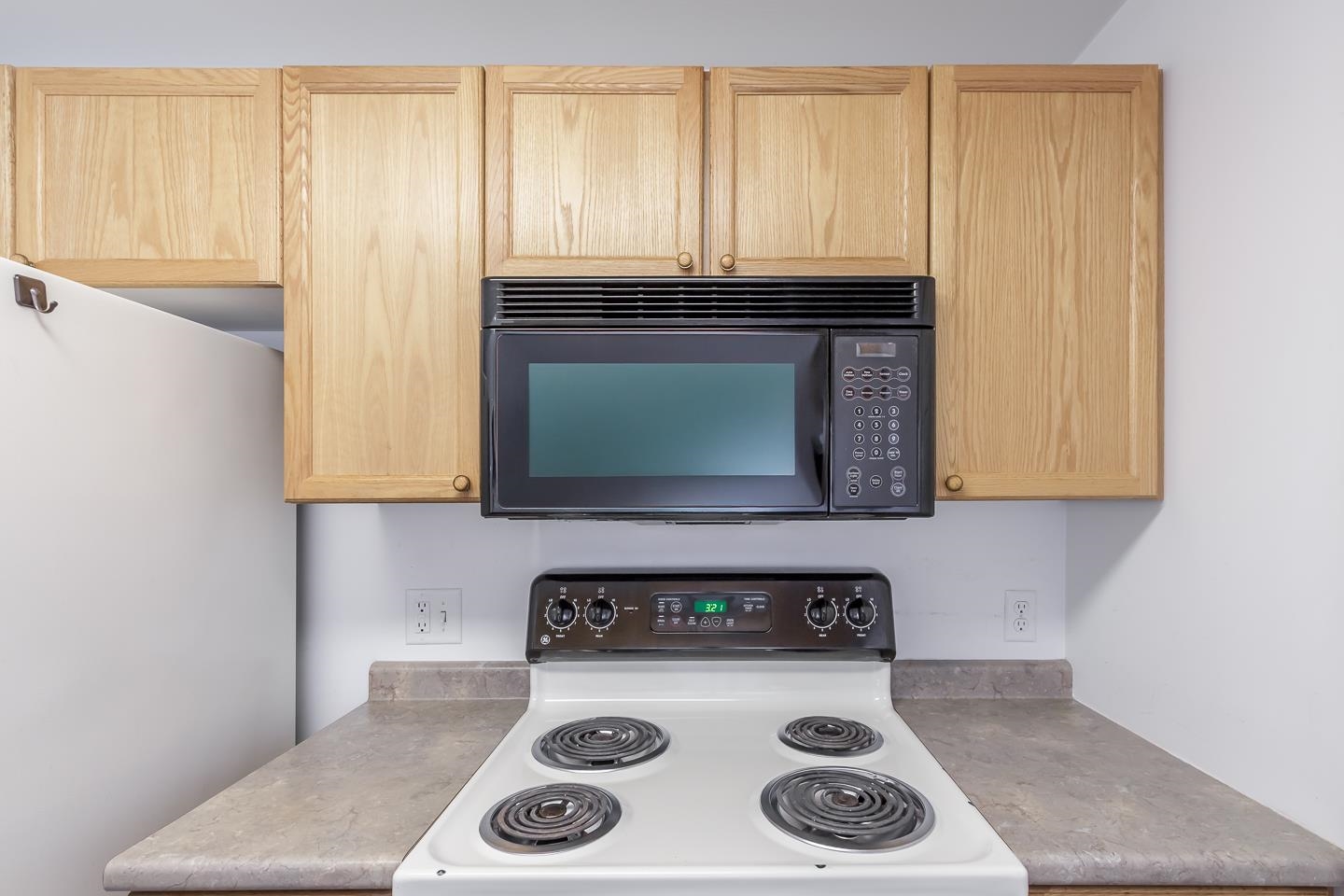 Londonderry, New Hampshire 03053, United States, 2 Bedrooms Bedrooms, ,2 BathroomsBathrooms,Residential,Pending,120082