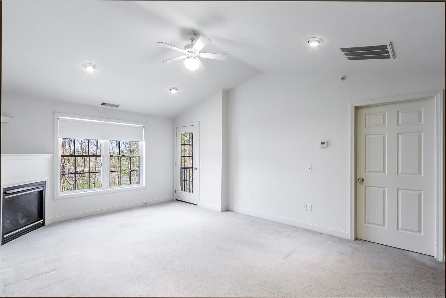 Londonderry, New Hampshire 03053, United States, 2 Bedrooms Bedrooms, ,2 BathroomsBathrooms,Residential,Pending,120082