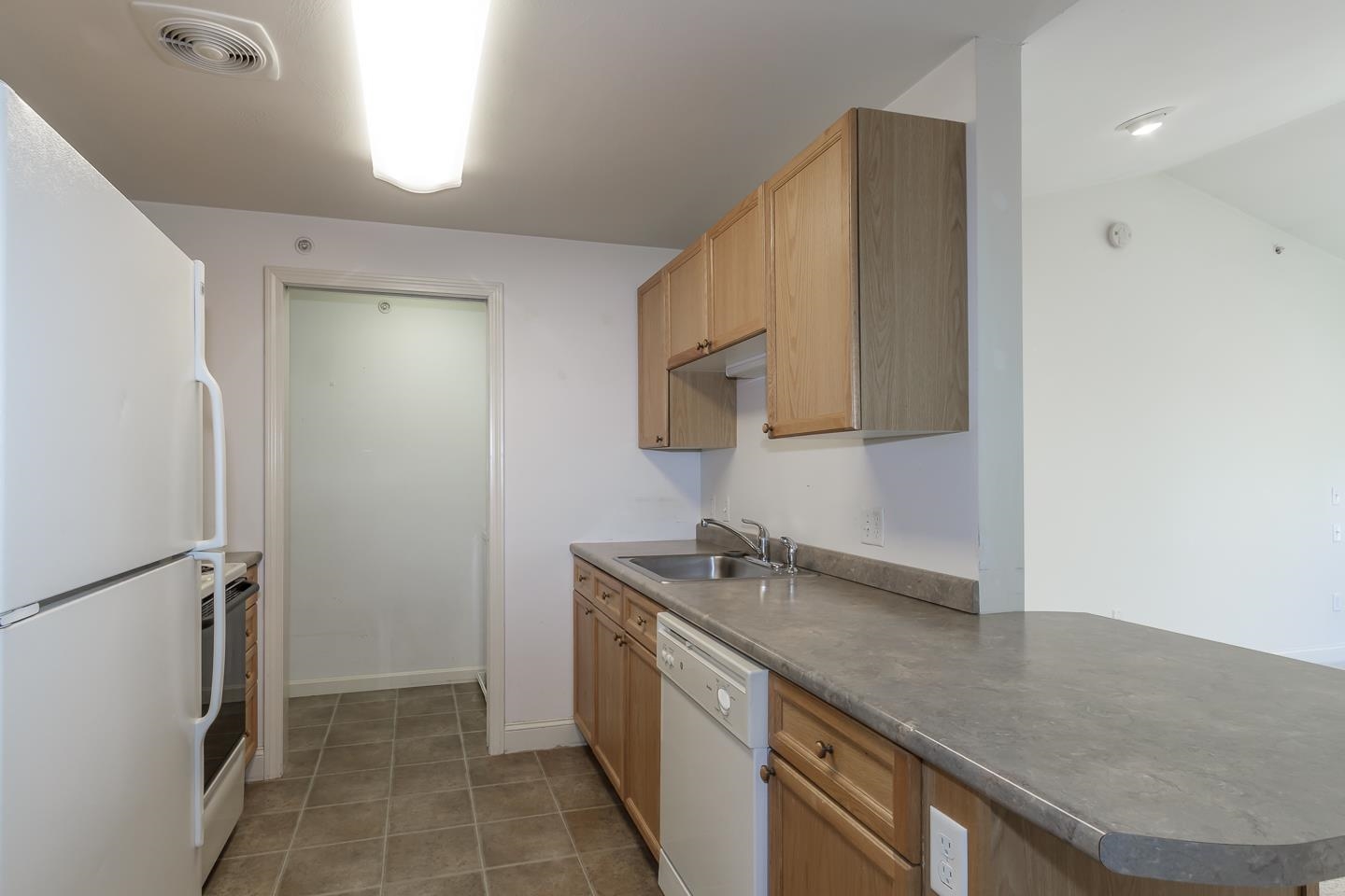 Londonderry, New Hampshire 03053, United States, 2 Bedrooms Bedrooms, ,2 BathroomsBathrooms,Residential,Pending,120082