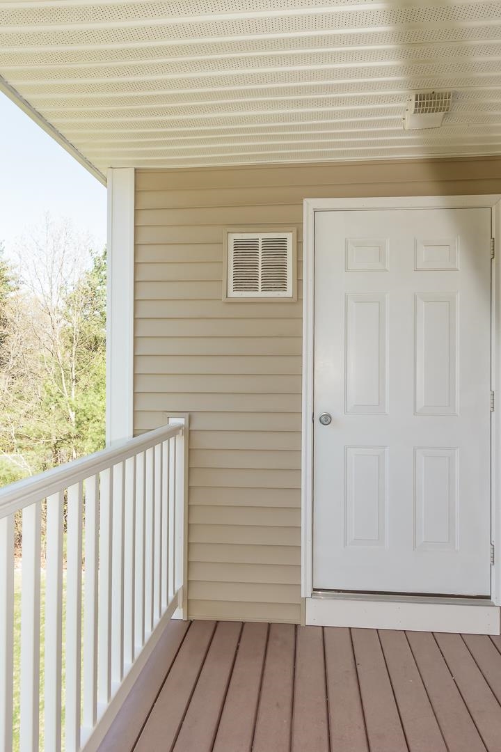 Londonderry, New Hampshire 03053, United States, 2 Bedrooms Bedrooms, ,2 BathroomsBathrooms,Residential,Pending,120082