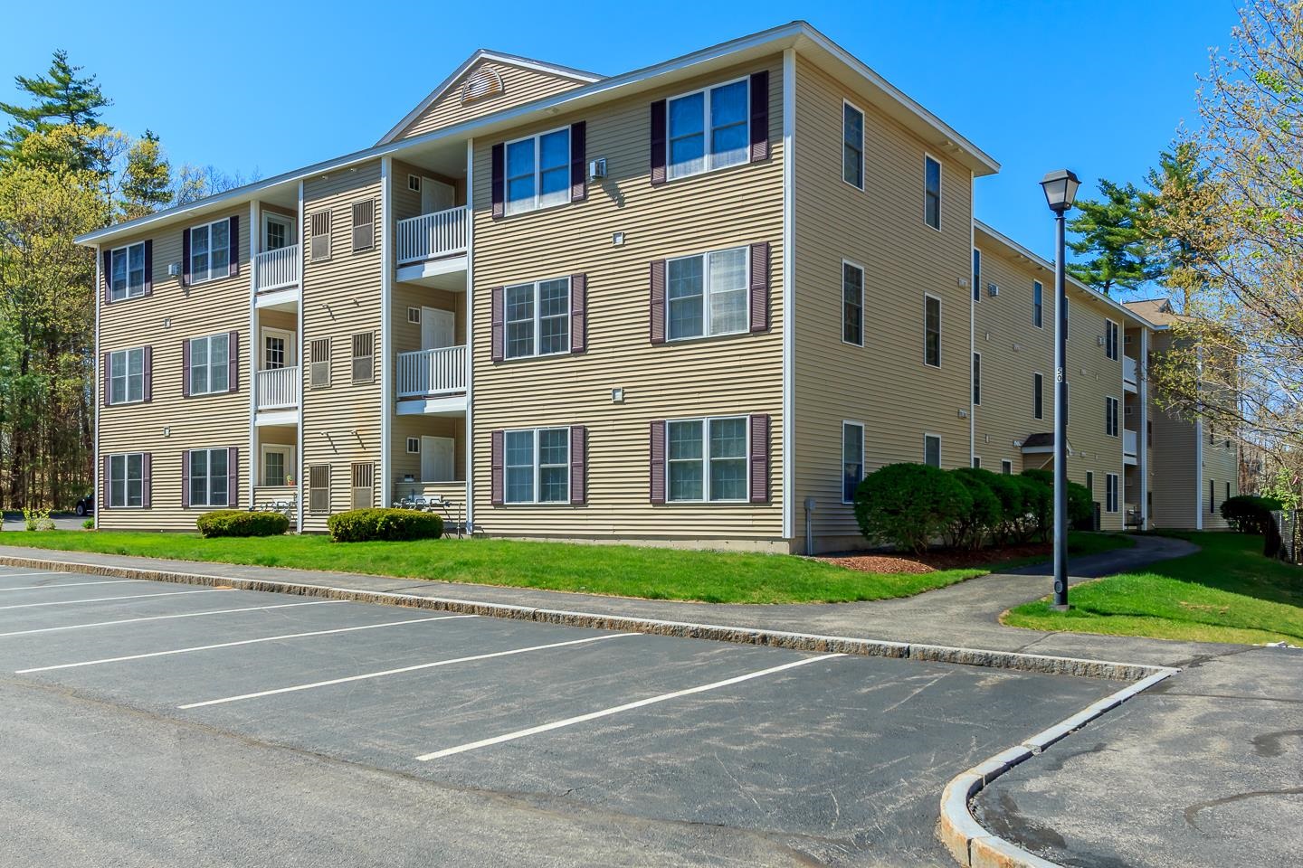 Londonderry, New Hampshire 03053, United States, 2 Bedrooms Bedrooms, ,2 BathroomsBathrooms,Residential,Pending,120082