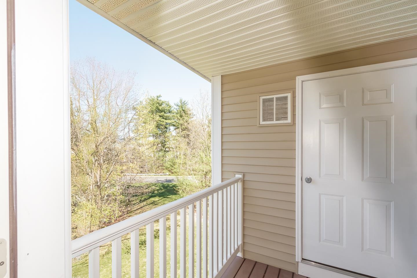 Londonderry, New Hampshire 03053, United States, 2 Bedrooms Bedrooms, ,2 BathroomsBathrooms,Residential,Pending,120082