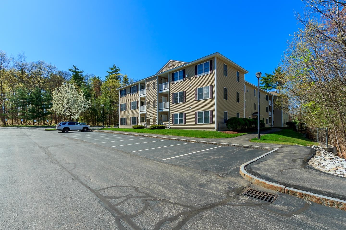 Londonderry, New Hampshire 03053, United States, 2 Bedrooms Bedrooms, ,2 BathroomsBathrooms,Residential,Pending,120082