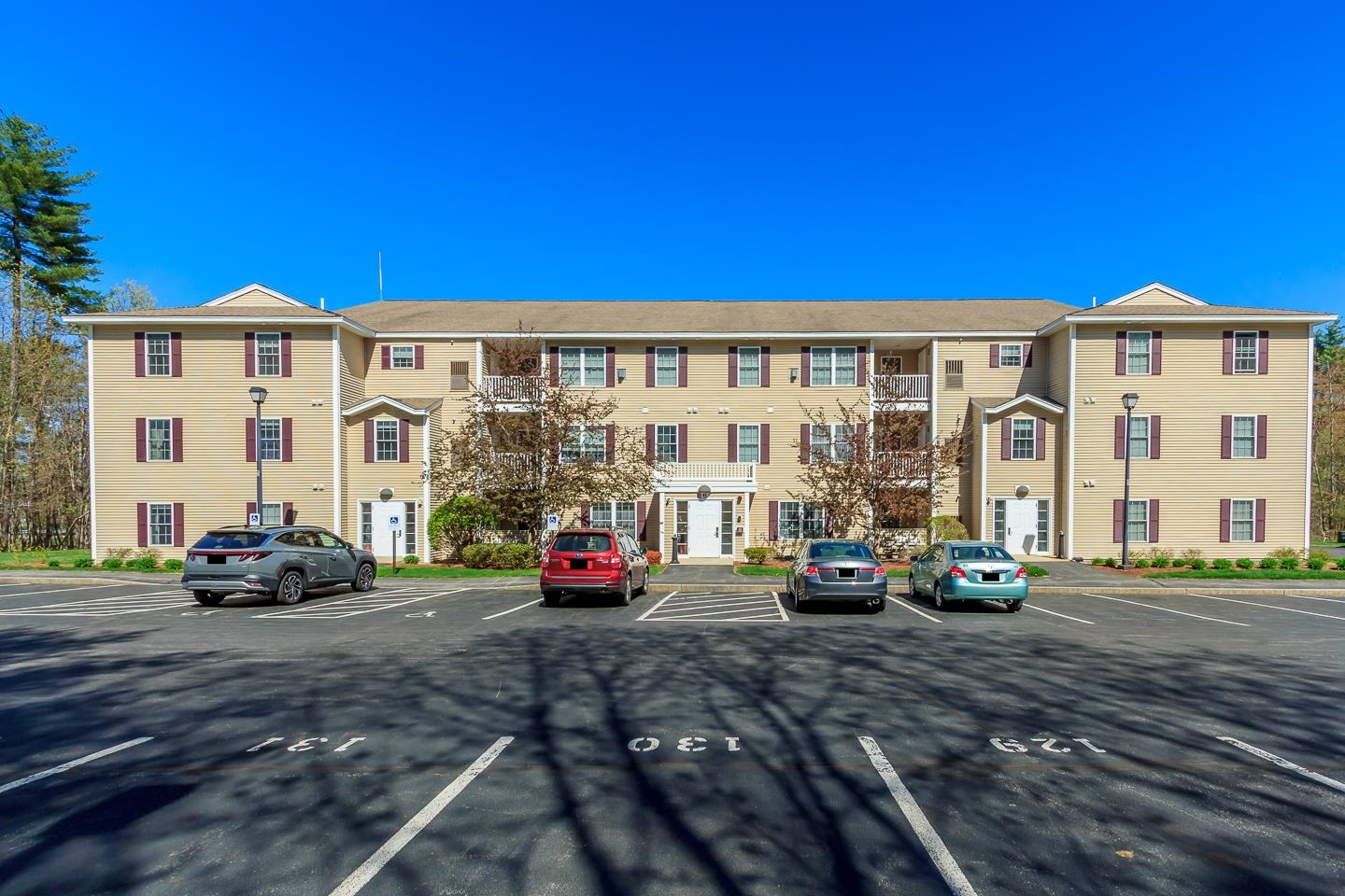 Londonderry, New Hampshire 03053, United States, 2 Bedrooms Bedrooms, ,2 BathroomsBathrooms,Residential,Pending,120082