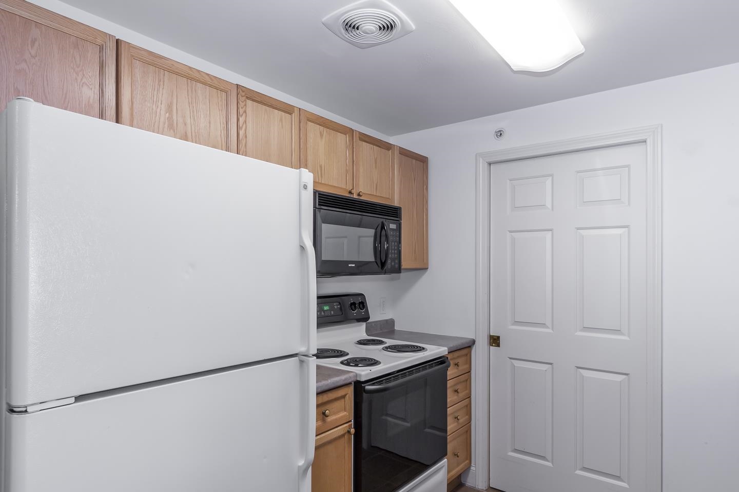 Londonderry, New Hampshire 03053, United States, 2 Bedrooms Bedrooms, ,2 BathroomsBathrooms,Residential,Pending,120082